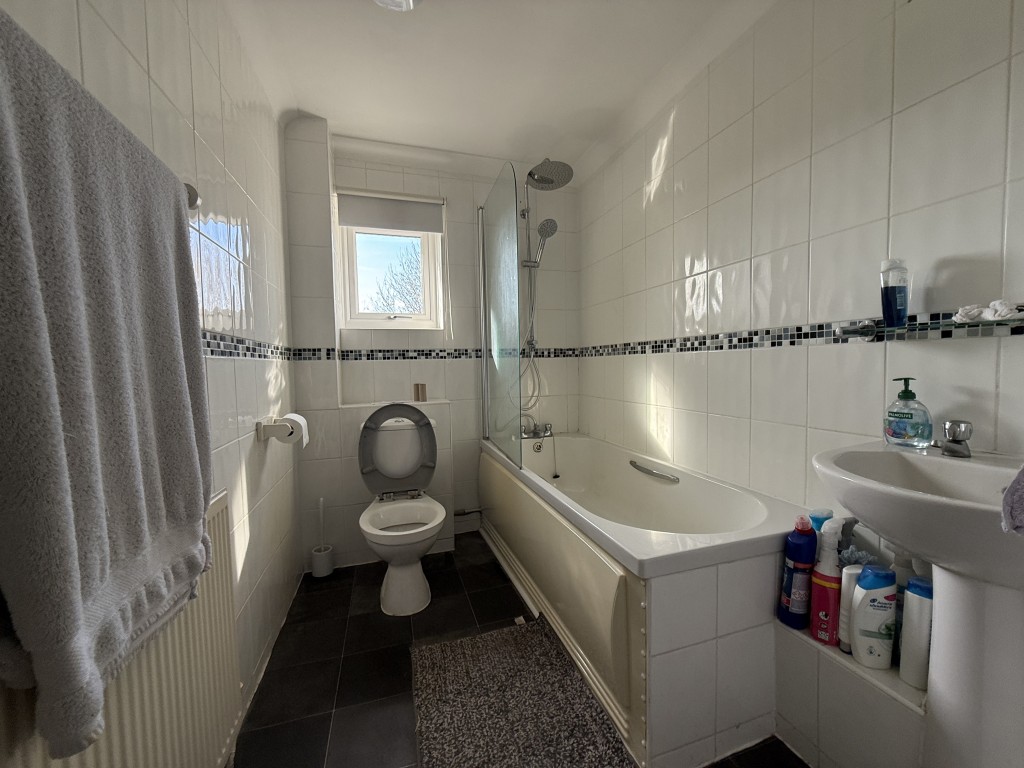 Lot: 141 - DETACHED TWO-BEDROOM BUNGALOW - Bathroom